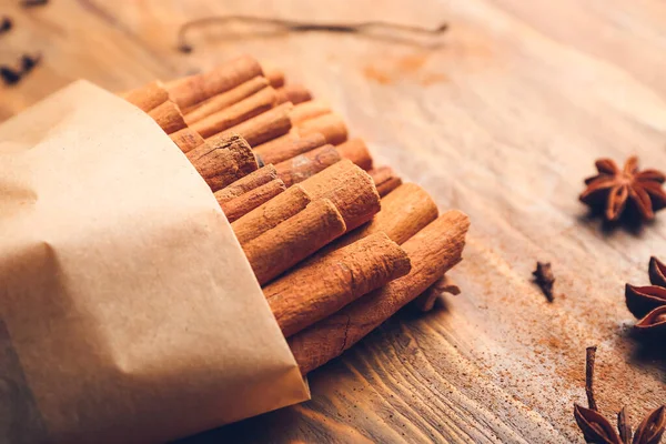 Cinnamon Sticks Wooden Background Closeup — Stock Photo, Image