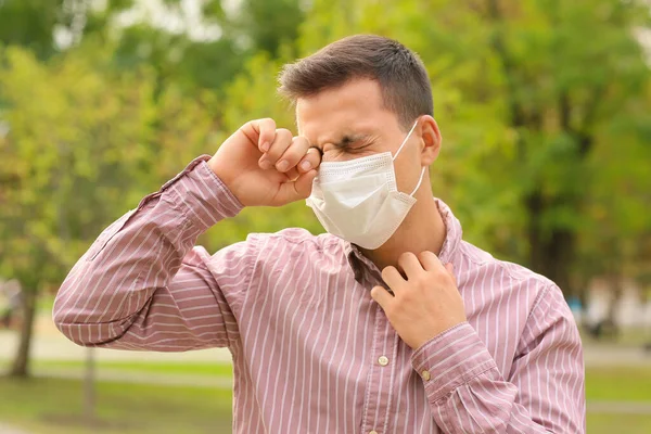 Young Man Medical Mask Suffering Allergy Outdoors — Stock Photo, Image