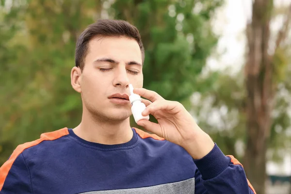 Allergico Giovane Uomo Che Utilizza Gocce Nasali All Aperto — Foto Stock