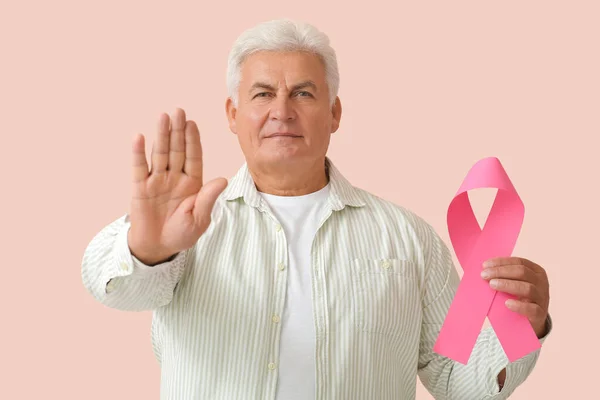 Älterer Mann Mit Rosa Schleife Auf Farbigem Hintergrund Brustkrebs Aufklärungskonzept — Stockfoto