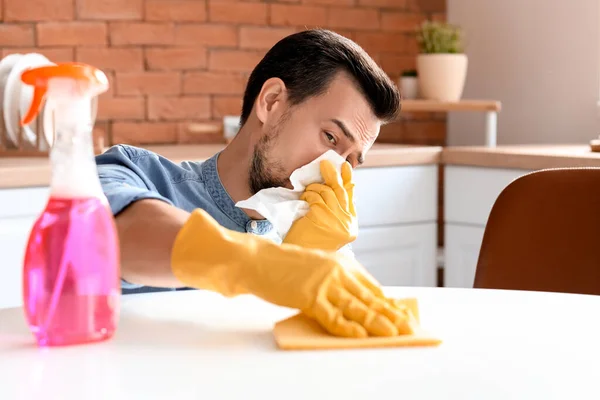 Alerjik Adam Dairesini Temizliyor — Stok fotoğraf