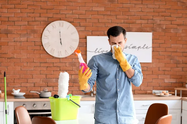 Allergiker Putzt Seine Wohnung — Stockfoto