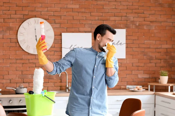 Allergic Man Cleaning His Flat — Stock Photo, Image