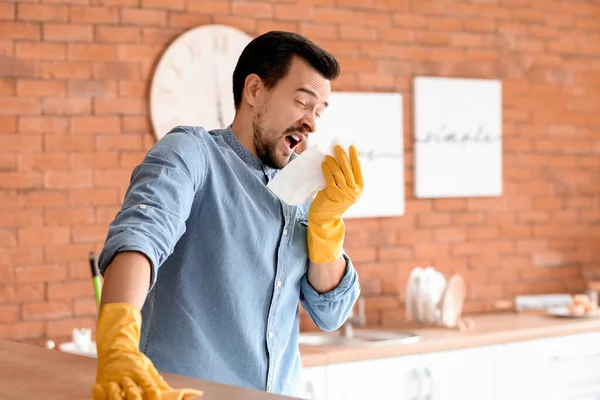 Allergiker Putzt Seine Wohnung — Stockfoto