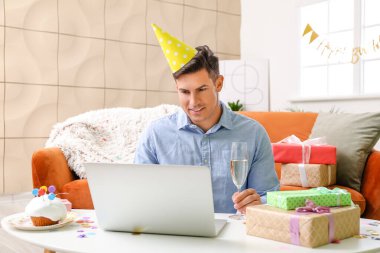 Genç adam Coronavirüs salgınından dolayı doğum gününü evde kutluyor.