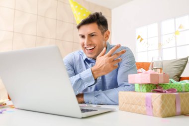 Genç adam Coronavirüs salgınından dolayı doğum gününü evde kutluyor.