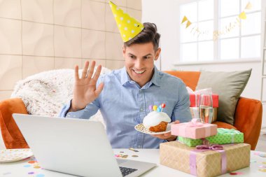 Genç adam Coronavirüs salgınından dolayı doğum gününü evde kutluyor.
