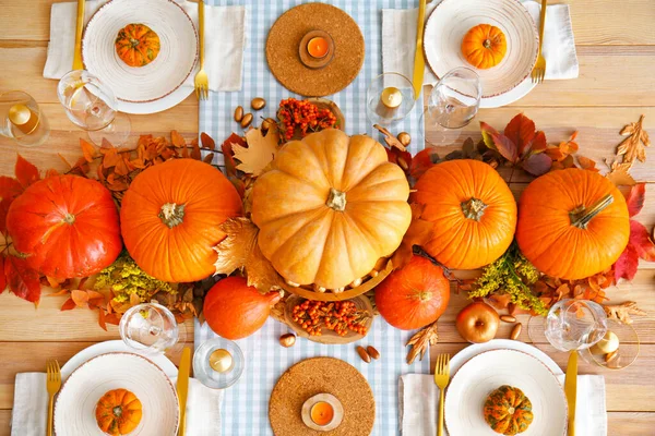 Schöne Tischdekoration Mit Kürbissen Und Herbstblättern Esszimmer — Stockfoto