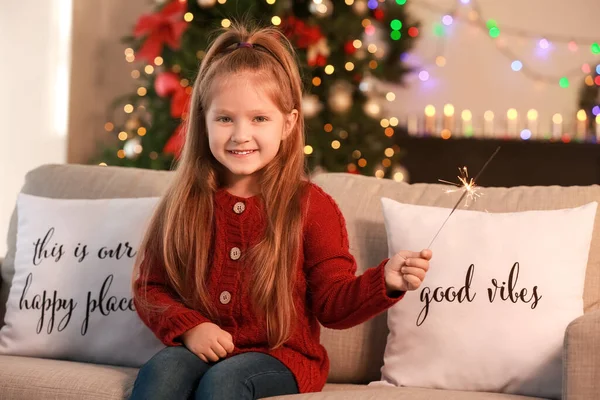 Cute Little Girl Sparkler Świętowanie Bożego Narodzenia Domu — Zdjęcie stockowe