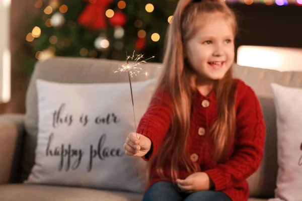 Menina Bonito Com Sparkler Celebrando Natal Casa — Fotografia de Stock