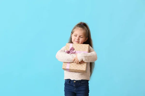 Χαριτωμένο Κοριτσάκι Δώρο Στο Φόντο Χρώμα — Φωτογραφία Αρχείου