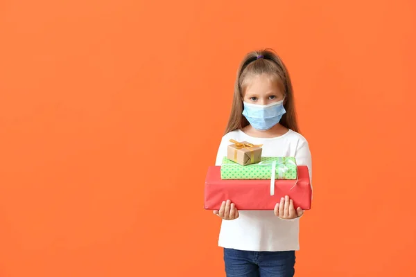 Мила Дівчинка Медичній Масці Подарунками Кольоровому Фоні — стокове фото