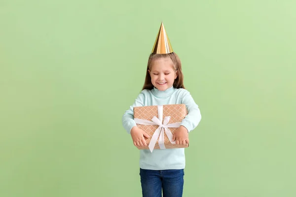 Söt Liten Flicka Med Födelsedagspresent Färg Bakgrund — Stockfoto