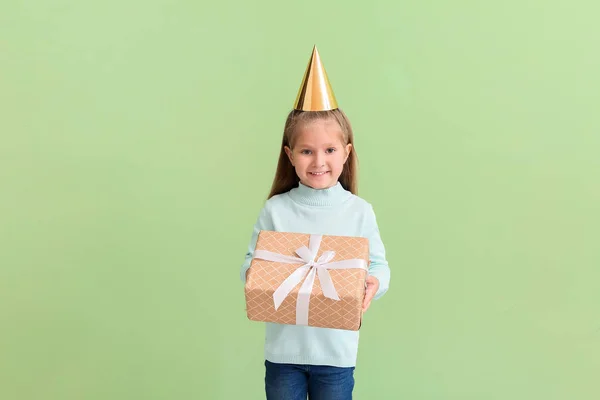 Menina Bonito Com Presente Aniversário Fundo Cor — Fotografia de Stock