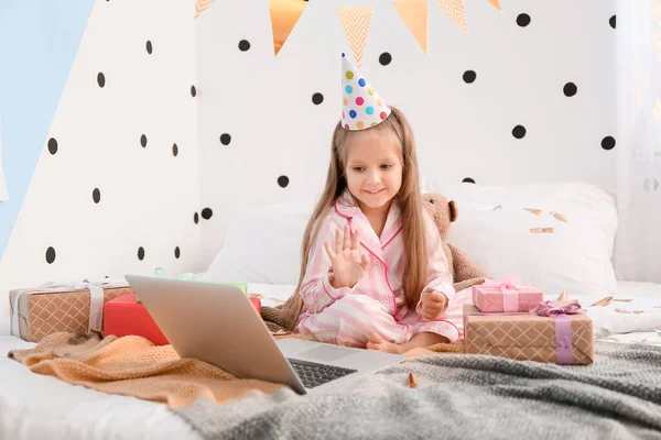 Niña Celebrando Cumpleaños Casa Debido Epidemia Coronavirus — Foto de Stock