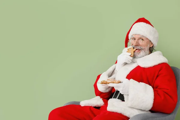 Papai Noel Com Saborosos Biscoitos Gengibre Sentados Poltrona Fundo Cor — Fotografia de Stock