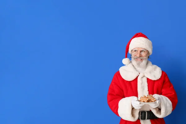 Santa Claus Con Sabrosas Galletas Jengibre Sobre Fondo Color —  Fotos de Stock