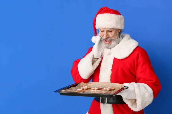 Санта Клаус Вкусным Пряничным Печеньем Цветном Фоне — стоковое фото