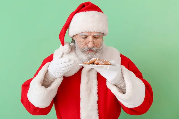 Papai Noel Com Biscoitos Gengibre Saborosos Fundo Cor — Fotografia de Stock