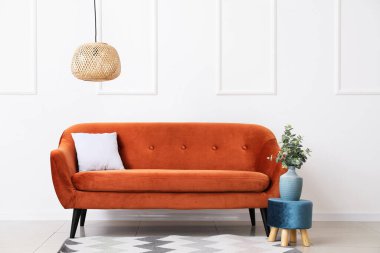 Oturma odasının içi rahat kanepeyle dolu.