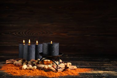 Ahşap arka planda Divaly kutlamaları için baharatlı ve fındıklı mumlar yakmak
