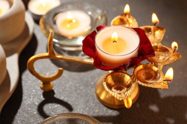 Karanlık arka planda Divaly kutlamaları için mumlu Diya lambası