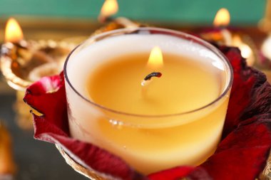 Divaly kutlamaları için mumlu Diya lambası, yakın çekim