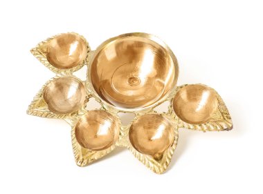 Beyaz arkaplanda Divaly kutlamaları için Diya lambası