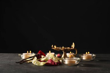 Karanlık arka planda Divaly kutlamaları için diya lambalı şenlik kompozisyonu