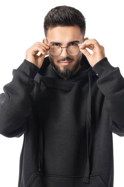 Beyaz arka planda modaya uygun genç bir adam.