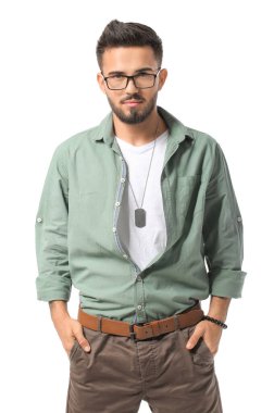 Beyaz arka planda modaya uygun genç bir adam.