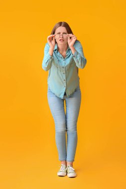 Renkli arka planda görme sorunu olan bir kadın. Diyabet belirtileri