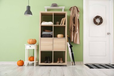 Modern salonun sonbahar desenli şık iç tasarımı.