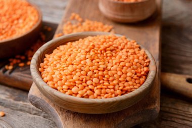 Ahşap masada çiğ mercimek kasesi