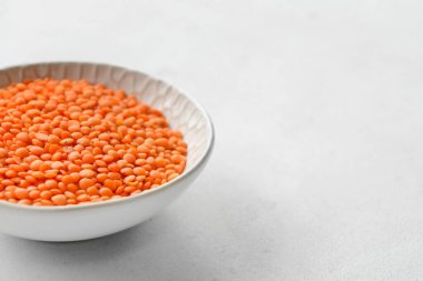 Işık masasında çiğ mercimek kâsesi