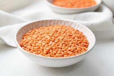 Işık masasında çiğ mercimek kâsesi