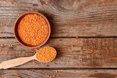 Tahta masada çiğ mercimek ve kaşık