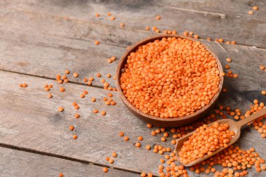 Tahta masada çiğ mercimek ile kase ve kepçe