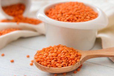 Masada çiğ mercimek kaşığı, yakın plan.