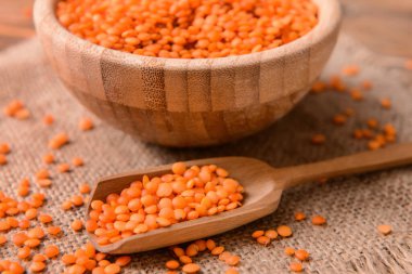 Tabakta çiğ mercimek, yakın plan.