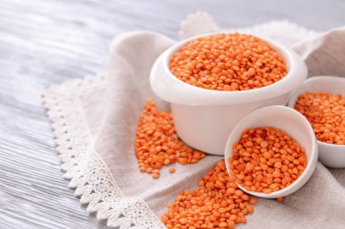 Ahşap masada çiğ mercimek kompozisyonu