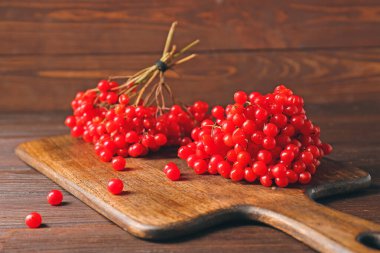 Masada taze viburnum böğürtlenleri var.