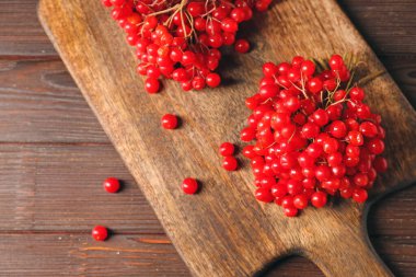 Masada taze viburnum böğürtlenleri var.