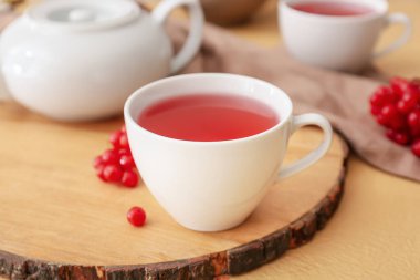 Masada bir fincan sağlıklı viburnum çayı