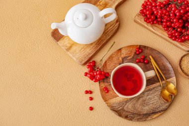 Renk arkaplanındaki sağlıklı viburnum çayı