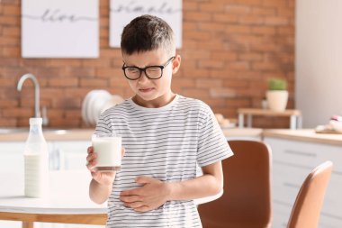 Mutfakta süt ürünlerine alerjisi olan küçük bir çocuk.