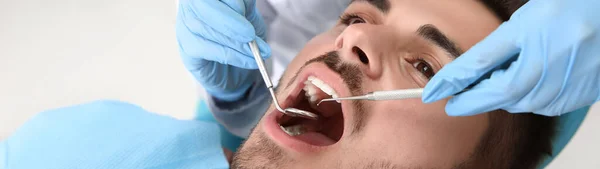 Стоматолог Вивчає Зуби Пацієнта Клініці — стокове фото