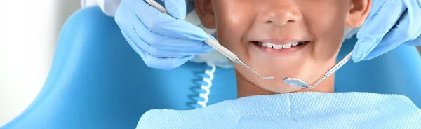 Dentista Examinando Dentes Menino Clínica — Fotografia de Stock