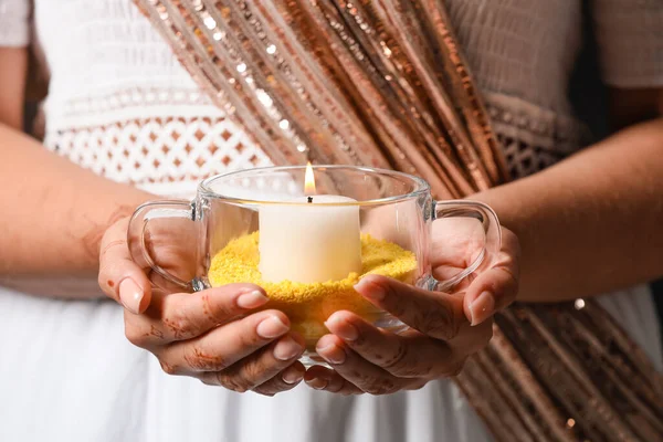 Mujer Sosteniendo Vela Encendida Para Celebración Divalidad Primer Plano — Foto de Stock