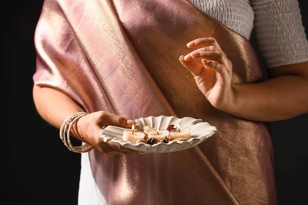 Vrouw Met Dienblad Met Brandende Kaarsen Voor Viering Van Divaly — Stockfoto